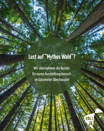 Im Hintergrund ein Blick in grüne Baumkronen. Text im Vordergrund: Lust auf “Mythos Wald”?! - Wir übernehmen die Kosten für euren Ausflug in die Ausstellung im Gasometer in Oberhausen.